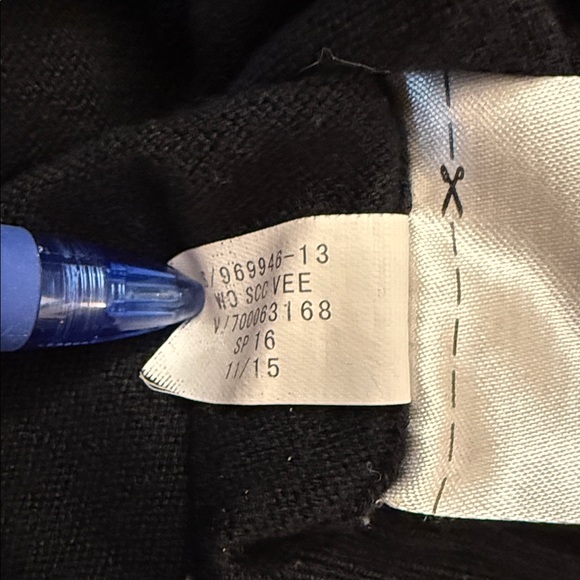 Two Banana Republic Silk-Blend V-Neck Pullover Sweaters Beige/Navy Blue Large - Picture 13 of 13